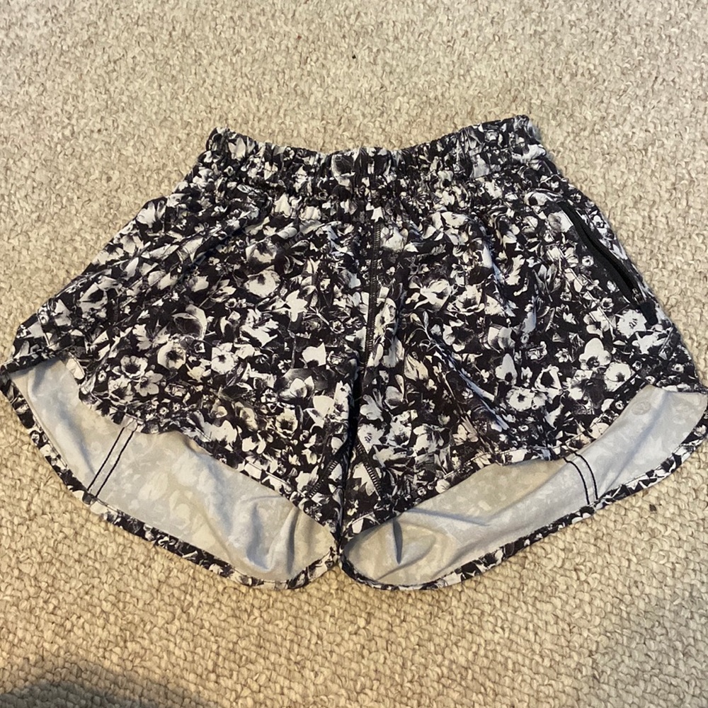 hotty hot lululemon shorts